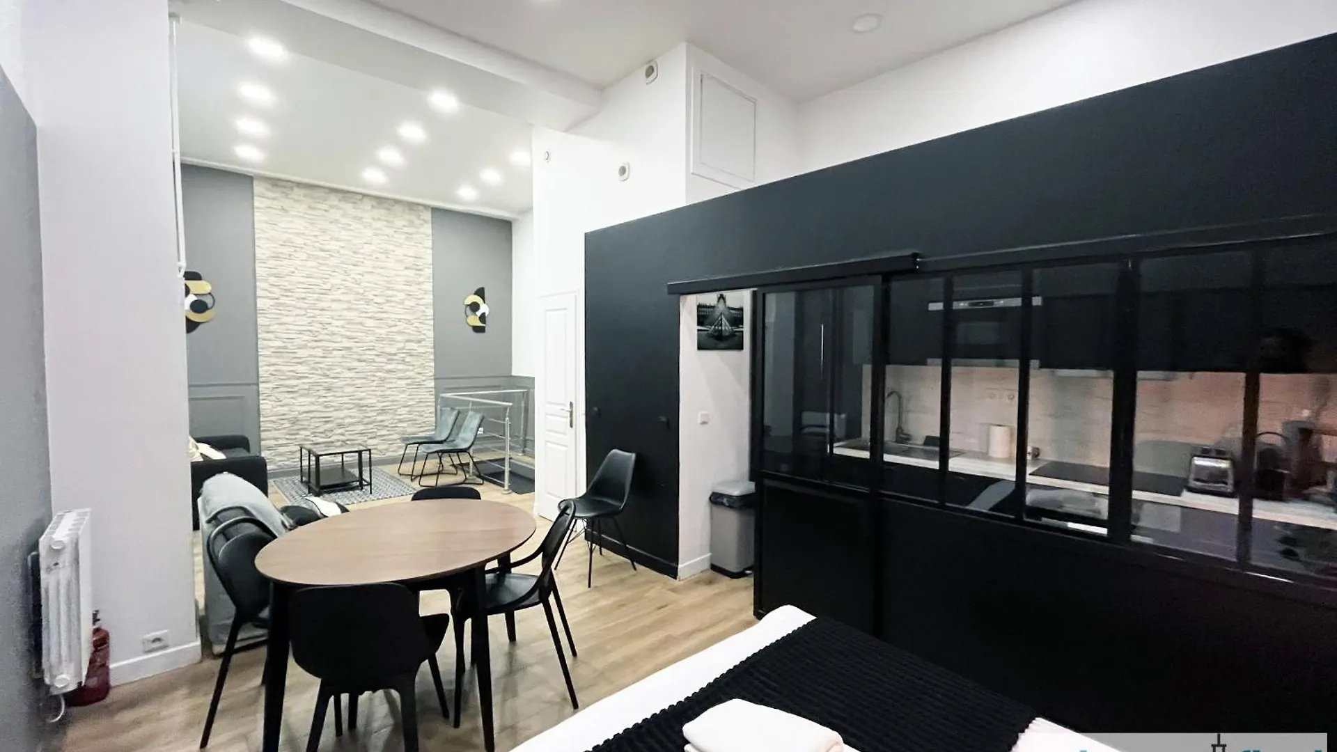 Apartment Urban Flat 05 - Spacious 1 Bedroom Parisian Flat